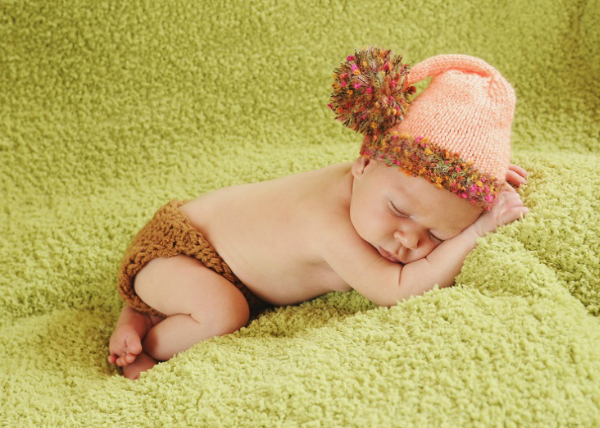 Dlaczego leżenie na brzuchu jest tak ważne w rozwoju dziecka? + Jaką matę wybrać dla niemowlaka?